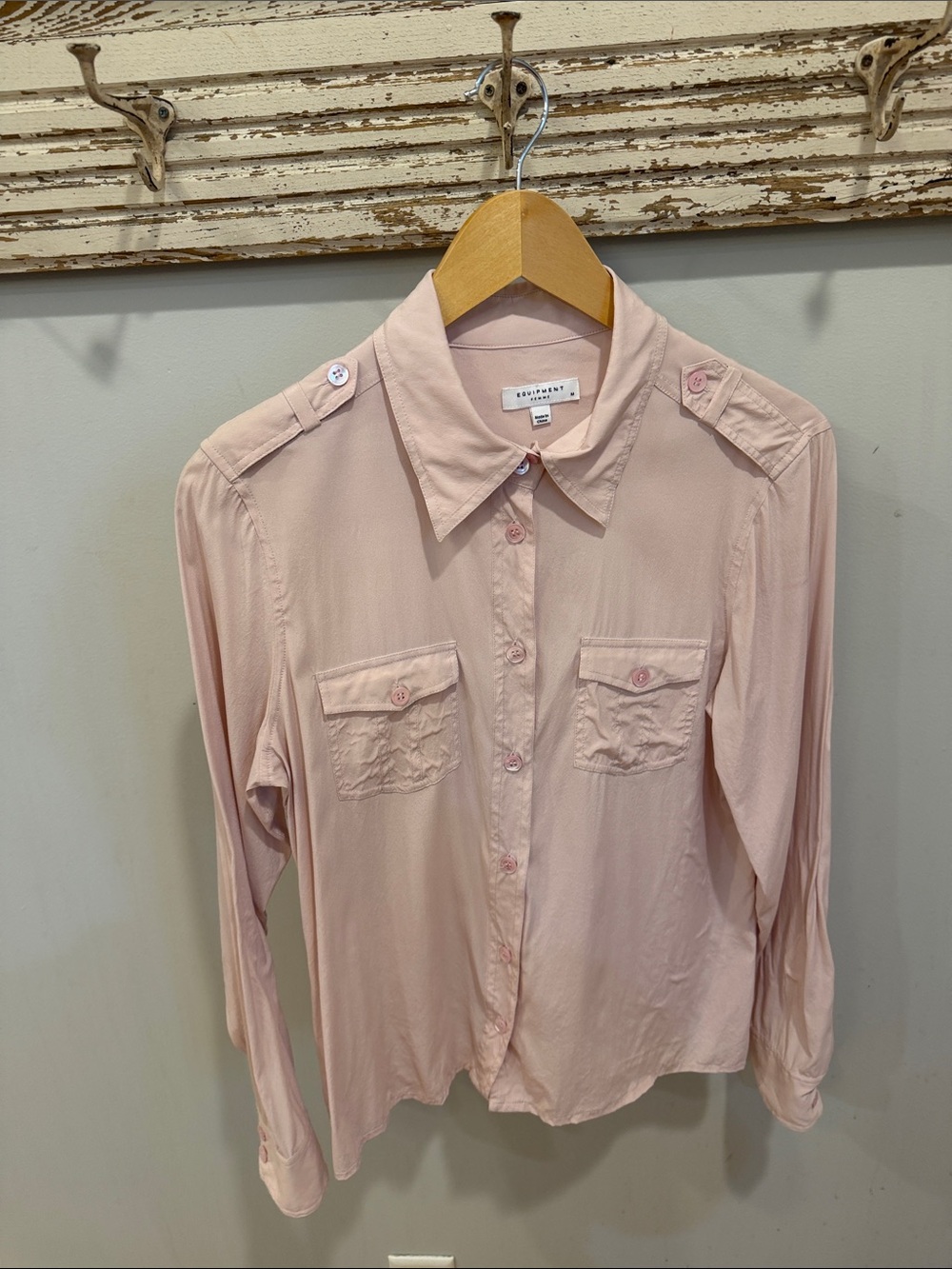 Equipment Brett slim signature silk shirt pink Size Medium - Picture 2 of 7